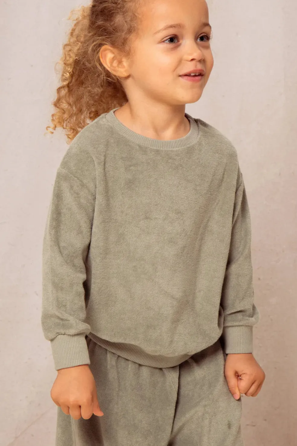 sweat_shirt_bart_vert_de__3.webp Sweat Shirt Bart Vert de Gris - Studio Bohème